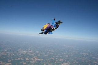  Vendee Evasion 的串联跳伞 